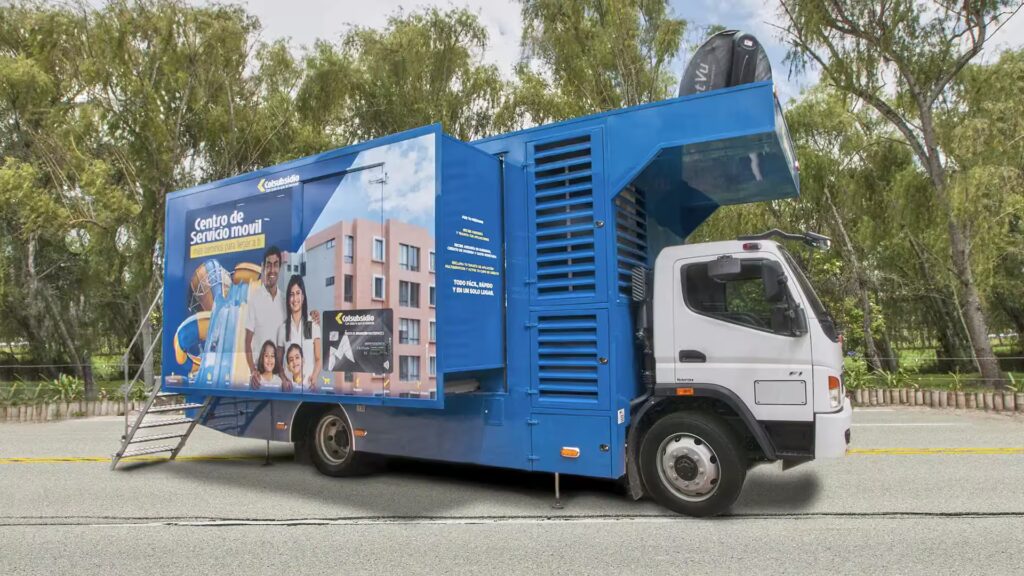 Ciudadanos realizando inscripciones a programas sociales en una unidad móvil centro de servicios.