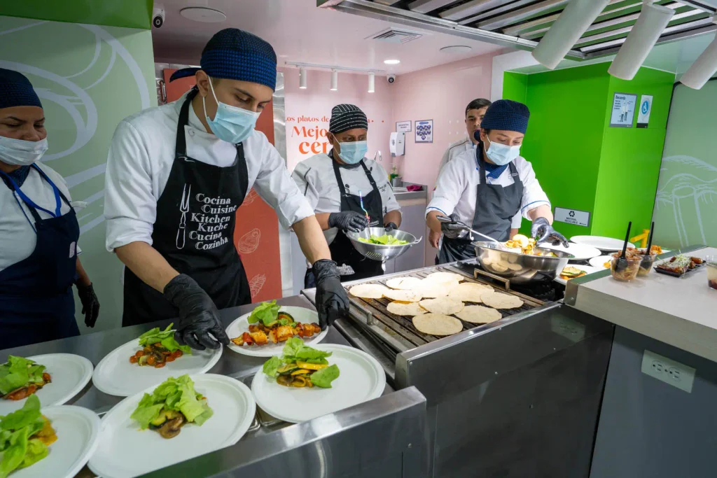 Unidades Móviles y Marketing Experiencial por Sector 2 Activación de marca de Porkcolombia usando una unidad móvil transformada en cocina interactiva por e-motion.