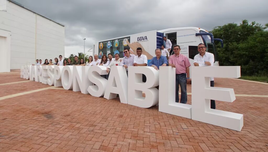 Guía de marketing experiencial en Colombia 4 aula-movil-de-educacion-financiera-bbva-5