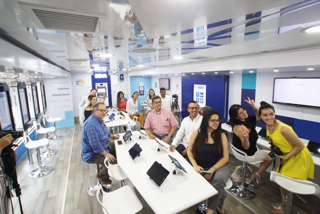 Unidades Móviles: Marketing de Experiencias 2026 2 aula movil de educacion financiera bbva 6